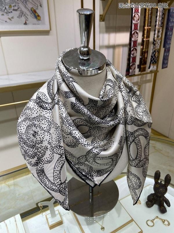 샤* 점선 로고 패턴 화이트 사각 스카프