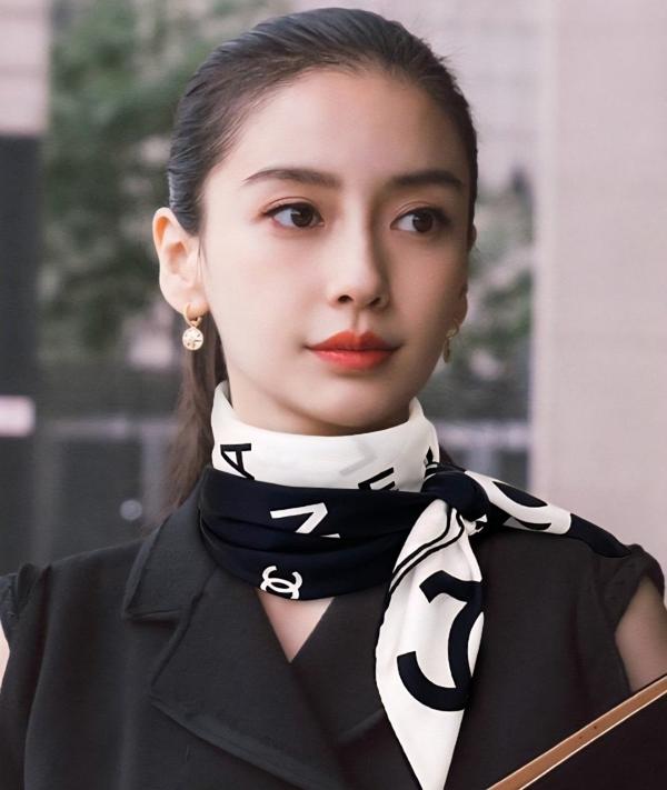 샤* 배색 로고 사각 스카프