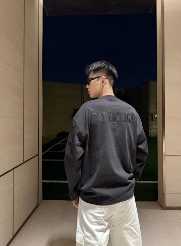 발**** 가죽패치 백로고 긴팔티