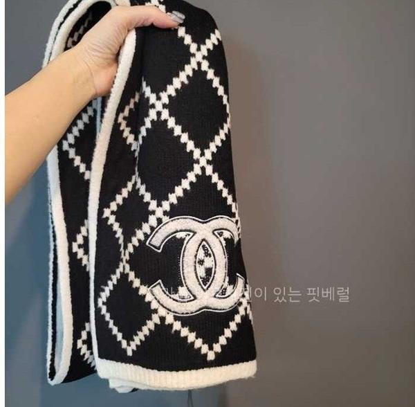 샤* 블랙 앤 화이트 다이아몬드 머플러 제니