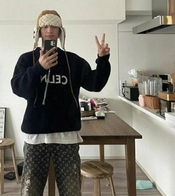 셀** 자수로고 라운드 니트