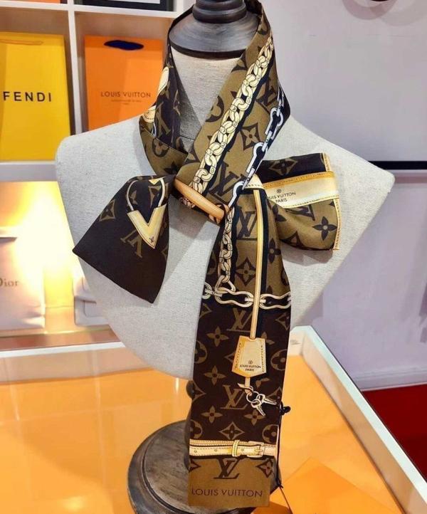 루* 모노그램 컨피덴셜 방도 스카프 (브라운)