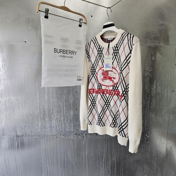 버** 아가일 자카드 스웨터