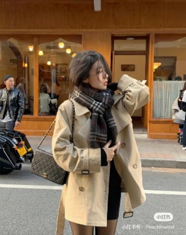 버** 메탈락 모노그램 체크 실크 스카프 머플러수입최고급