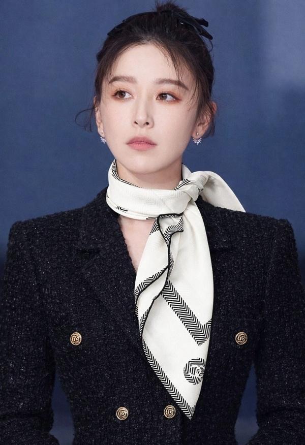 샤* 심볼로고 화이트 스카프