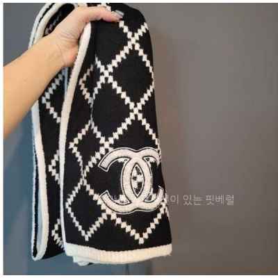 샤* 블랙 앤 화이트 다이아몬드 머플러 제니