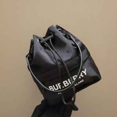 버** 포이베 버킷 백