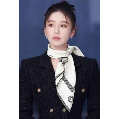 샤* 심볼로고 화이트 스카프