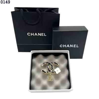 샤* CC 블랙 골드 로고 브로치